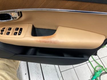 運転席手すり色落ち・変色 | ボルボT6 | 神戸市中央区