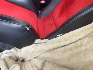 運転席シート破れ | トヨタ・86 | 神戸市灘区