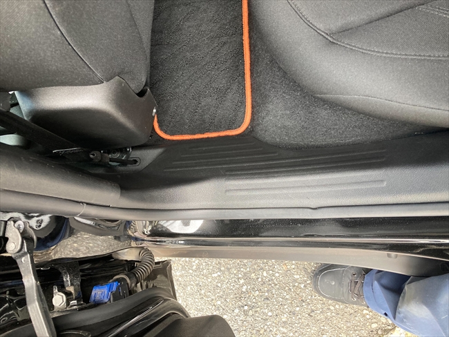 ドアステップ部擦り傷 | JEEPレネゲード | 神戸市西区│神戸市の車内装