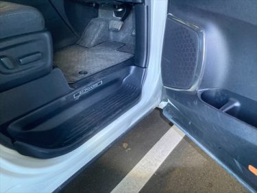 運転席ドア内張り・ステップの擦れ | トヨタ・アルファード | 兵庫県神戸市中央区