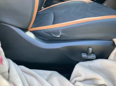 運転席シートの側面破れ | スバル・エクシーガ | 兵庫県神戸市灘区