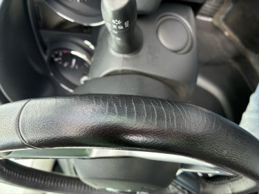 ステアリングのひび割れ | 日産エクストレイル | 兵庫県神戸市長田区